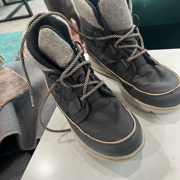 Grey Sorel winter boots. Cozy. 7 - Picture 2 of 4